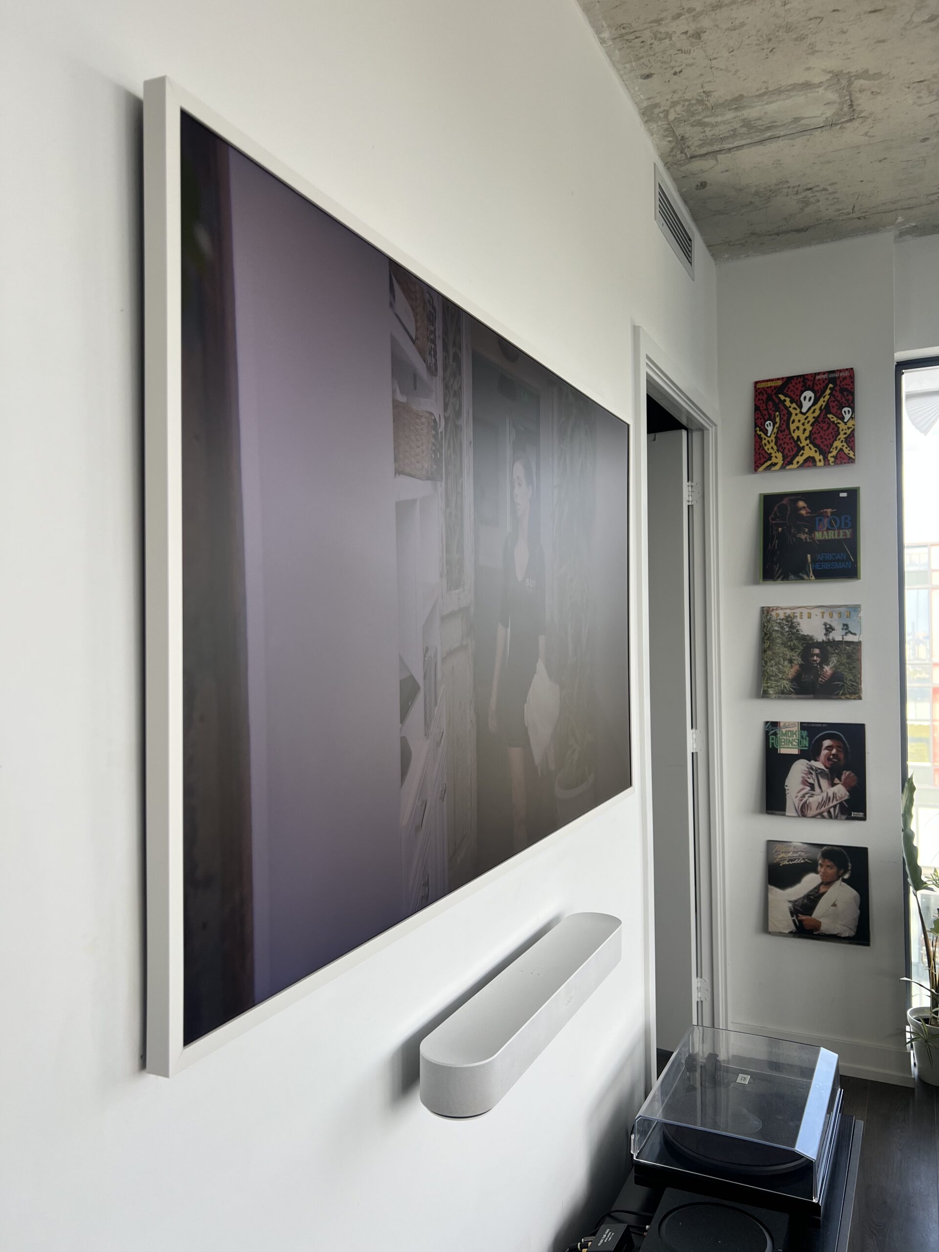 Electric FX Sonos soundbar installation beneath a wall-mounted television